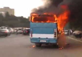 Bakıda avtobus yandı, sürücüsü xəstəxanaya düşdü