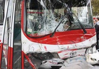 Bakıda sərnişin avtobusu divara çırpıldı: 6 yaralı