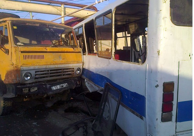 Sərnişin avtobusu yük avtomobili ilə toqquşdu, 9 yaralı