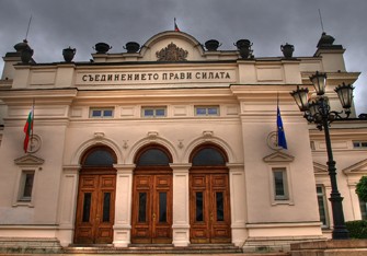 Bolqarıstanda parlament binası mühasirəyə alınıb