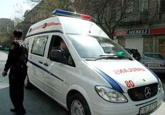 Atasının maşınını qaçıran yeniyetmə iki adam vurdu