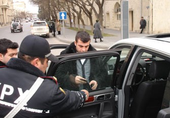 Yol polisi pərdə və plyonkalarla bağlı reyd keçirir