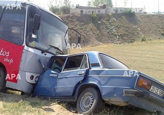 “VAZ-2106” avtobusun altına girdi, 2 ölü, 1 yaralı