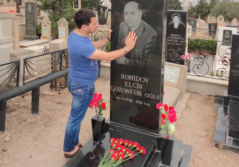 Musiqili Teatrın kollektivi Elçin Həmidovun məzarını ziyarət etdi