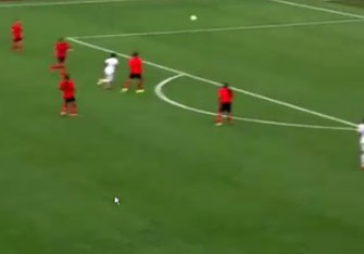 Qadın futbolçudan gözəl bir qol - Video