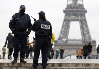 Parisdə daha bir insident: naməlum şəxslər polisi güllələdilər