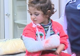 3 yaşlı qızın əli ətçəkən maşında qaldı...