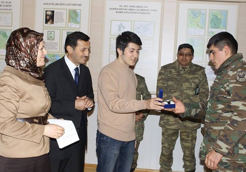 “Yeni Üfüq” cəbhədə əsgərləri ziyarət edib