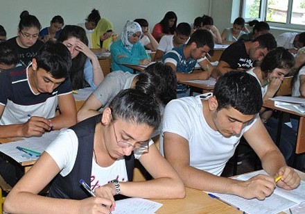 Azərbaycanda ilk buraxılış imtahanı keçirilir