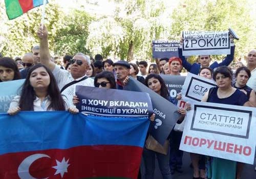 Azərbaycanlılar Ukrayna DİN-in binası qarşısında etiraz aksiyası keçirir