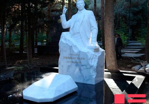 Xalq şairi Zəlimxan Yaqubun məzarı üstündə abidəsi ucaldılıb
