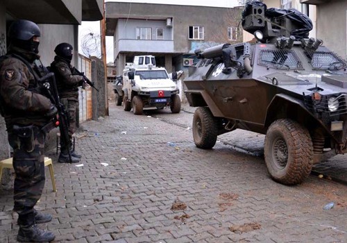 Türkiyədə polis idarəsinə silahlı hücum olub, ölən var