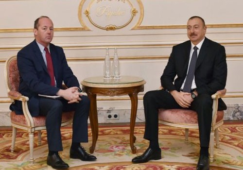 Azərbaycan prezidenti Parisdə “Airbus” şirkətinin vitse-prezidenti ilə görüşüb