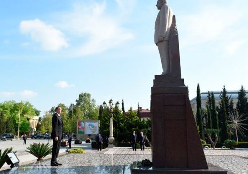 Prezident İlham Əliyev Yevlaxda Heydər Əliyevin abidəsini ziyarət edib