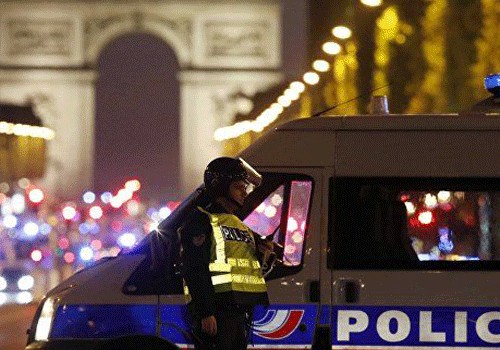 Parisin mərkəzində atışma baş verib, iki polis ölüb