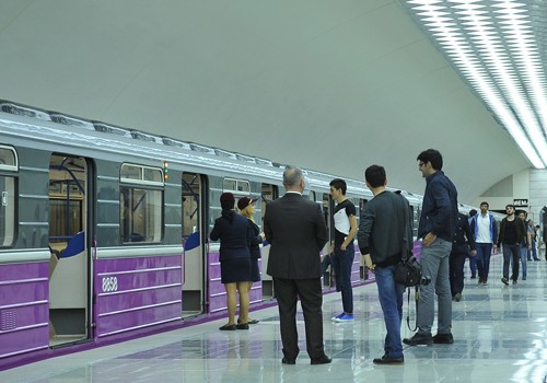 Bakı metrosunda qatar tuneldə qalıb
