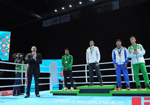 Prezident İlham Əliyev boks yarışlarının final görüşünə baxıb