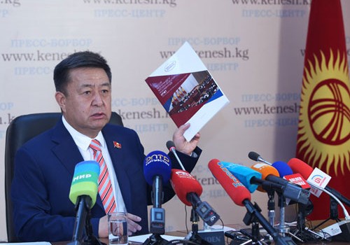 Kreml kimi Bişkekdə prezident görmək istəyir?