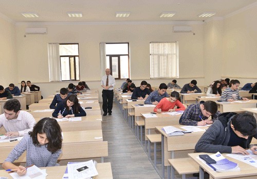 Bu gün əvvəlki illərin məzunları imtahan verir