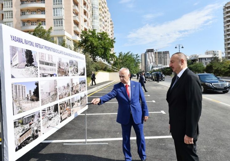 Prezident İlham Əliyev Yasamalda yeni salınan parkda yaradılan şəraitlə tanış olub