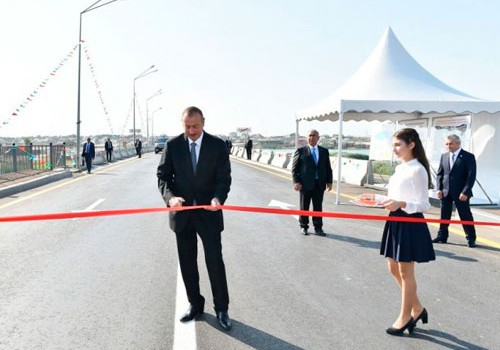 Prezident Pirşağı-Novxanı və Binəqədi-Novxanı-Corat yollarının açılışında iştirak edib