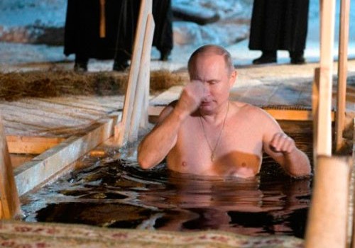 Putin 7 dərəcə şaxtada gölə girib