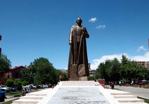 Erməni diasporu Njdenin Yerevandakı heykəlinə qarşı