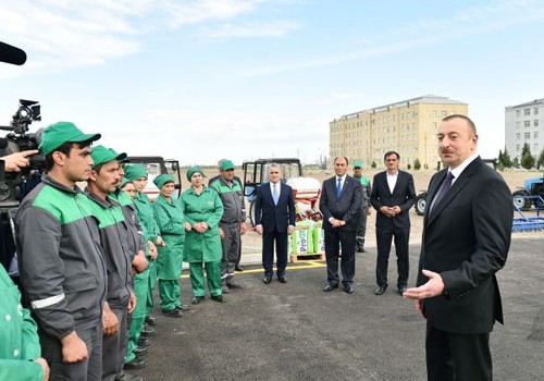 Prezident İlham Əliyev bərdəli fermerin pambıq tarlası ilə tanış olub