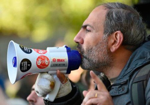 İrəvanda etirazçıların lideri "məxməri inqilab"ın başlandığını elan edib