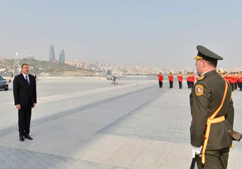 Prezident İlham Əliyev Bayraq Meydanında olub, toplardan yaylım atəşi açılıb