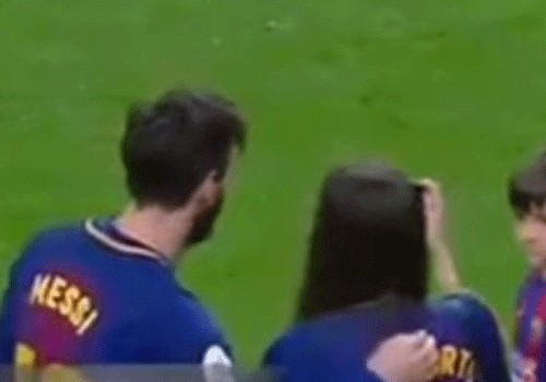 Messi Robertonun arvadını qucaqlamaq istədi, amma...