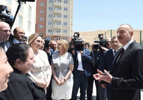Prezident Qaradağda məcburi köçkünlər üçün salınmış yaşayış kompleksinin açılışında iştirak edib