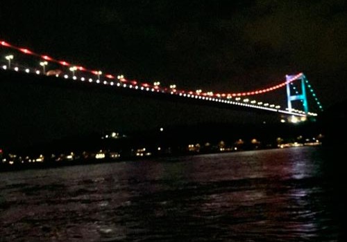 İstanbul Boğazındakı körpü Azərbaycan bayrağının rənglərində