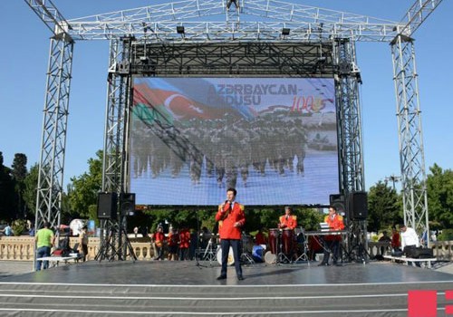 Silahlı Qüvvələrin 100 illiyi ilə bağlı hərbi mahnılardan ibarət konsert keçirilib