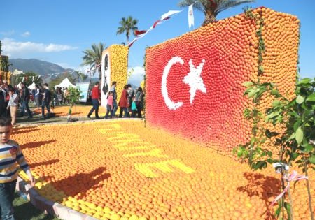 Portağal festivalı Antalyanın gözəlliyinə gözəllik qatıb