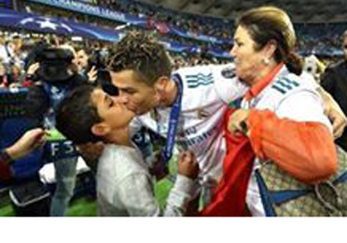 Oğlu Ronaldoya “səndən yaxşı olacağam” deyir