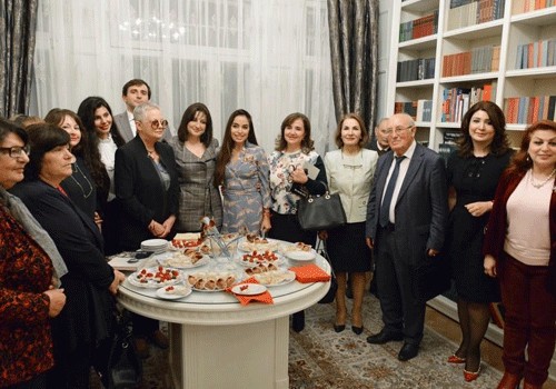Heydər Əliyev Fondunun vitse-prezidenti Leyla Əliyeva “Bir ömrün iziylə” kitabının təqdimatında iştirak edib - Fotolar