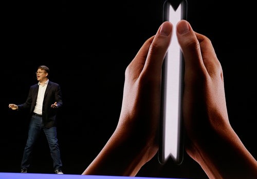 “Samsung” qatlanıb-açılan smartfonu təqdim edib