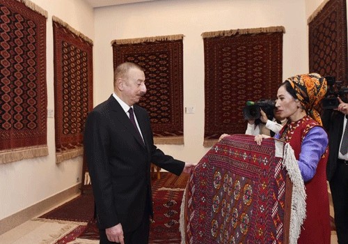 Prezident Aşqabadda Türkmən milli xalça muzeyi ilə tanış olub