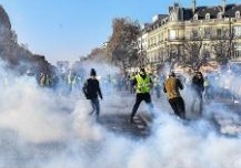 Fransada etirazlar yenə başladı, polis gözyaşardıcı qaza əl atdı