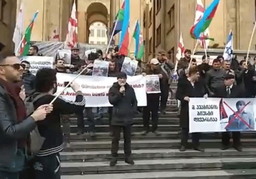 Azərbaycanlılar Gürcüstan parlamentinin qarşısında aksiya keçirir