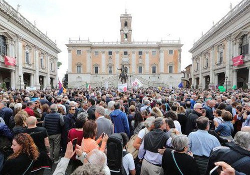 Romada yüzminlərlə insan hökümətin siyasətinə qarşı aksiyada iştirak edib