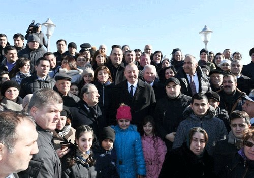 Prezident İlham Əliyev Sumqayıtın dənizkənarı bulvarında şəhərin sakinləri ilə görüşüb