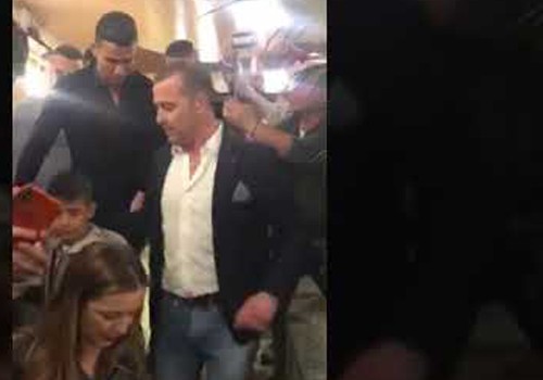 Ronaldo qələbəni restoranda qeyd etdi, alqışlandı - Video