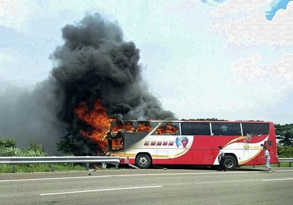 Çində 26 nəfər turist avtobusunda yanaraq ölüb