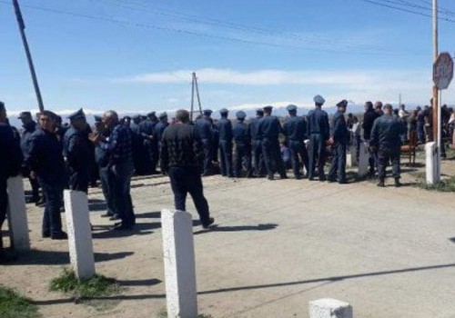 Ermənistanda dəmir yolunu bağlayan etirazçılarla polis arasında toqquşma olub