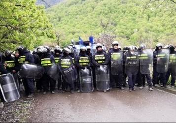 Polis aksiyanı dağıtmaq üçün gözyaşardıcı qazdan və rezin güllələrdən istifadə edib