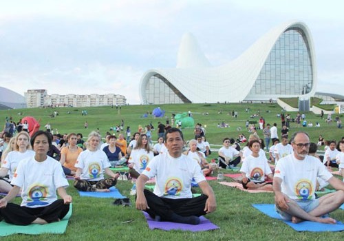 Heydər Əliyev Mərkəzinin parkında yoqa sessiyası təşkil olunub