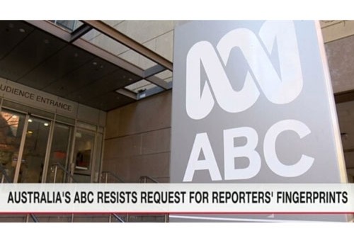 Avstraliya yayım şirkəti iki jurnalistin barmaq izlərinin götürülməsinə etirazını bildirib