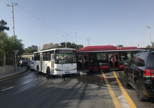 Avtobus qəza törətdi, digər marşrutlar xətdən çıxdı